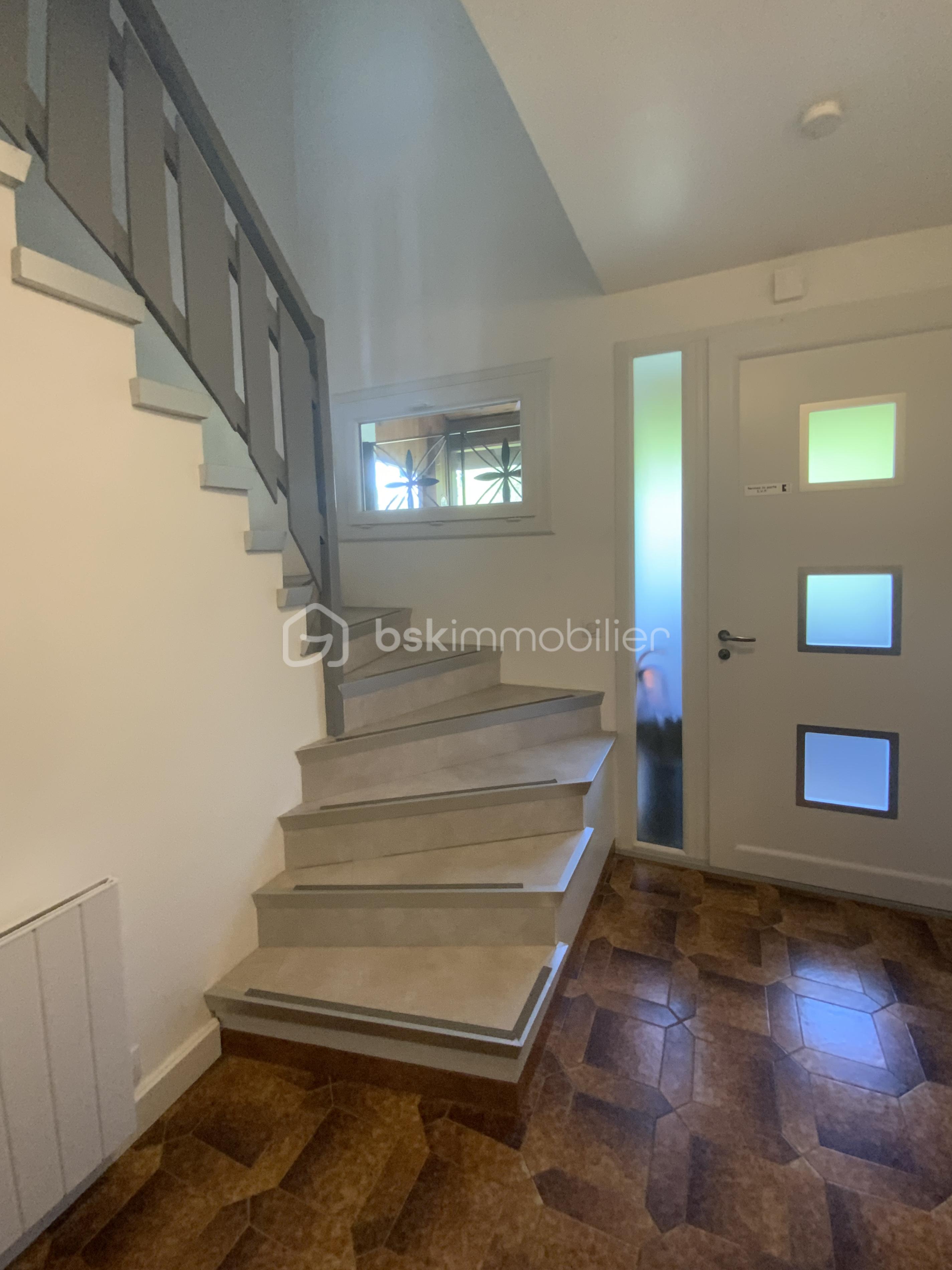 Maison de 133 m² - entrée et escallier.jpg