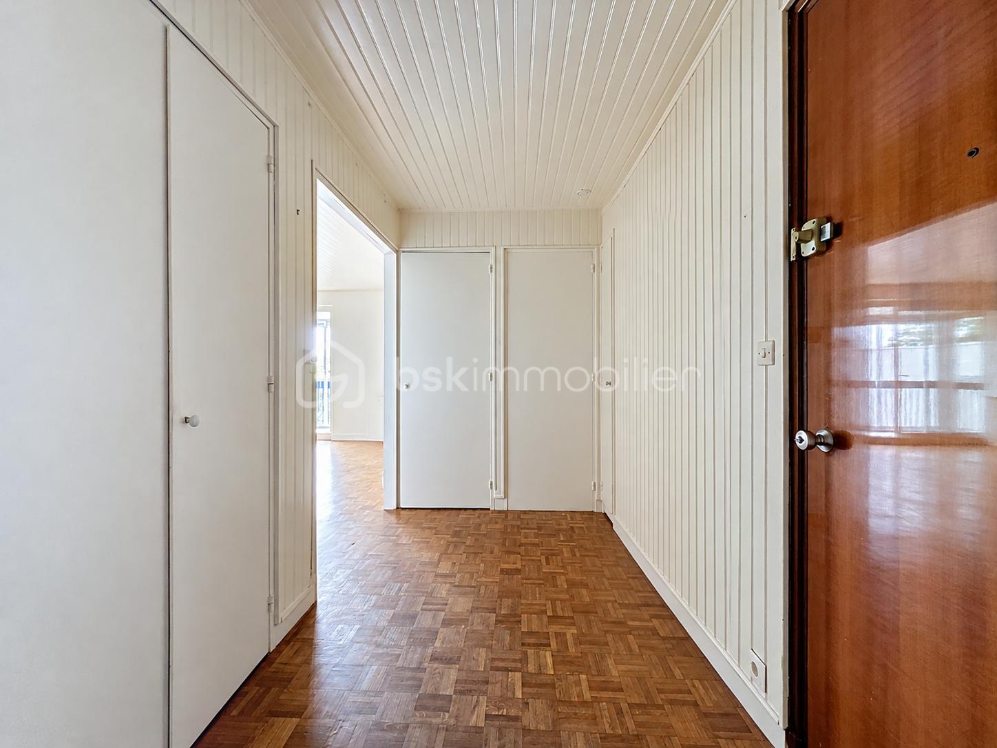 Couloir parisien lumineux sans mobilier.png