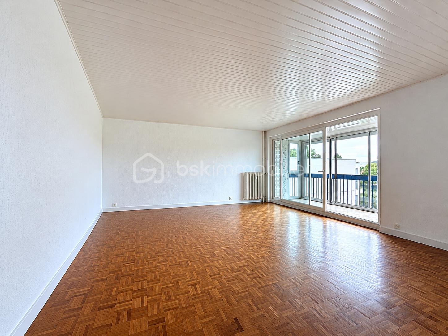 Salon vide baigné de lumière naturelle.png