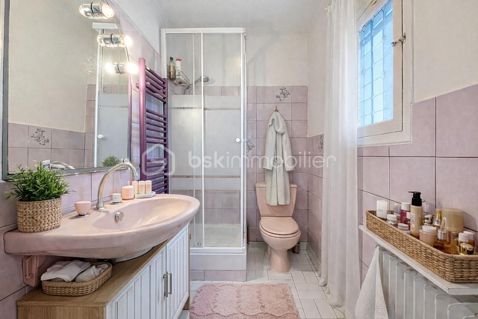 Maison de 100 m² - salle d eau rose- rdc.png