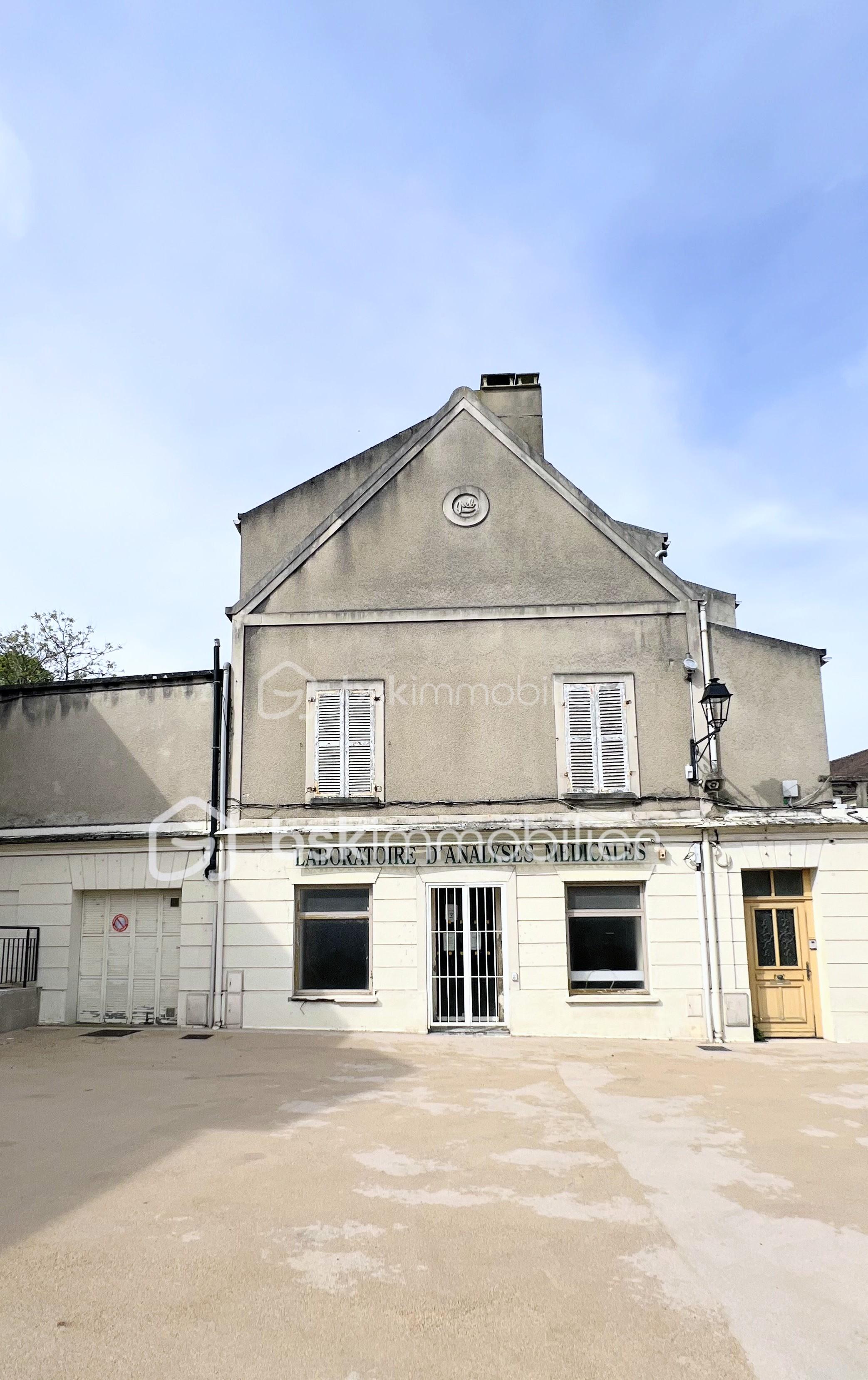 Local commercial de 250 m² - FACADE LABO~2.jpg