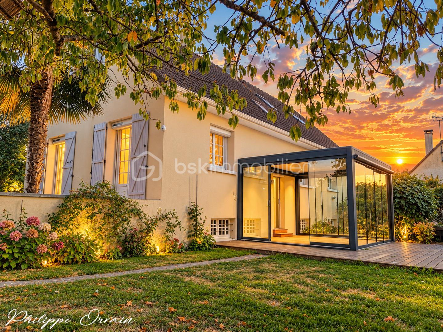 Maison crépusculaire sous un ciel flamboyant.jpg