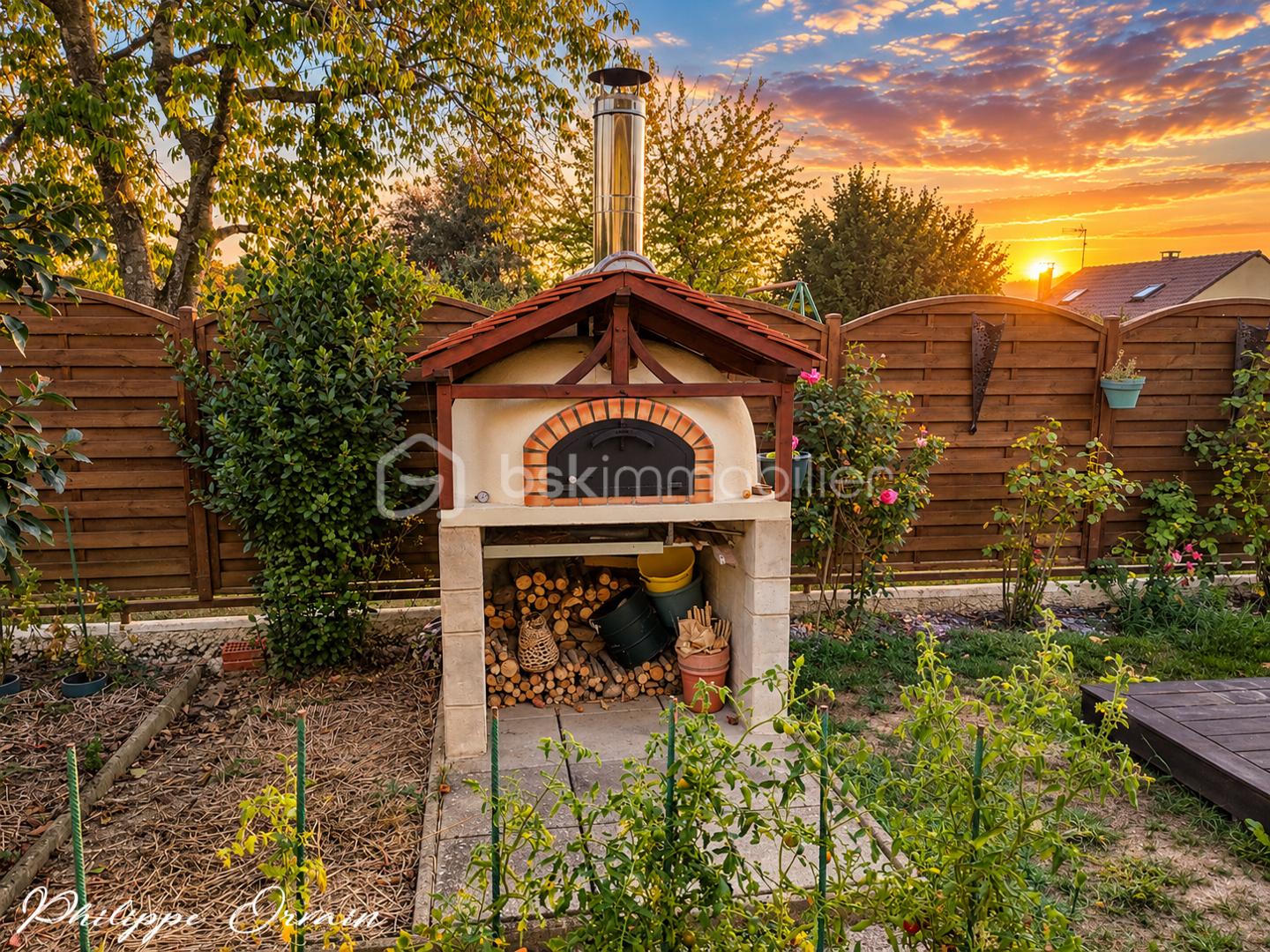 Four à bois au coucher du soleil.jpg