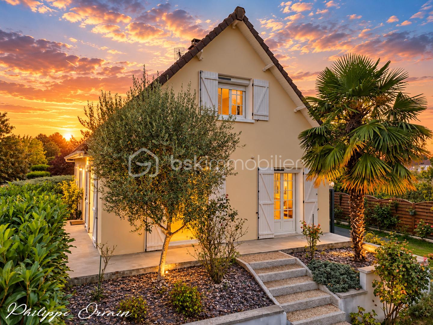 Maison chaleureuse au coucher du soleil.jpg