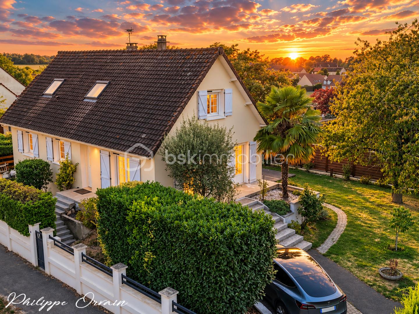 Maison beige au coucher du soleil.jpg