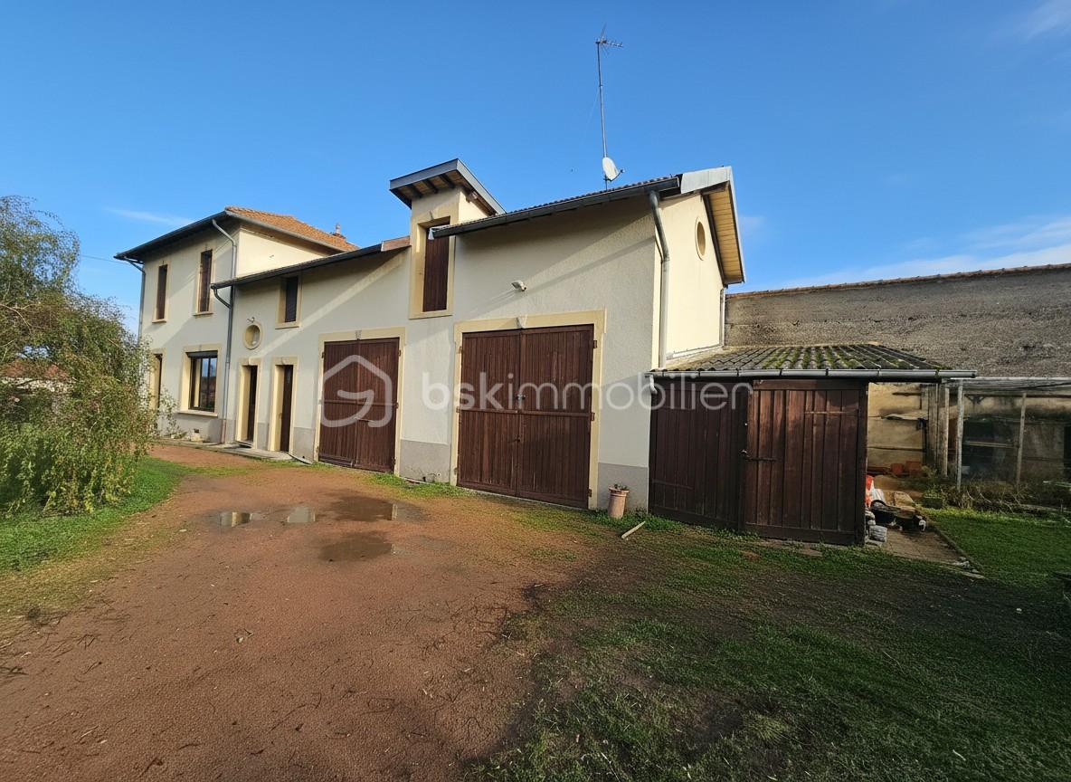 Maison ancienne de 135 m² - generated_garages.jpg