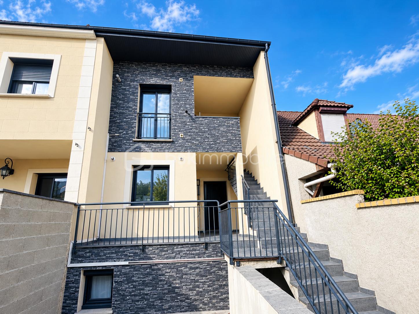 Façade contemporaine avec escalier en pierre.png