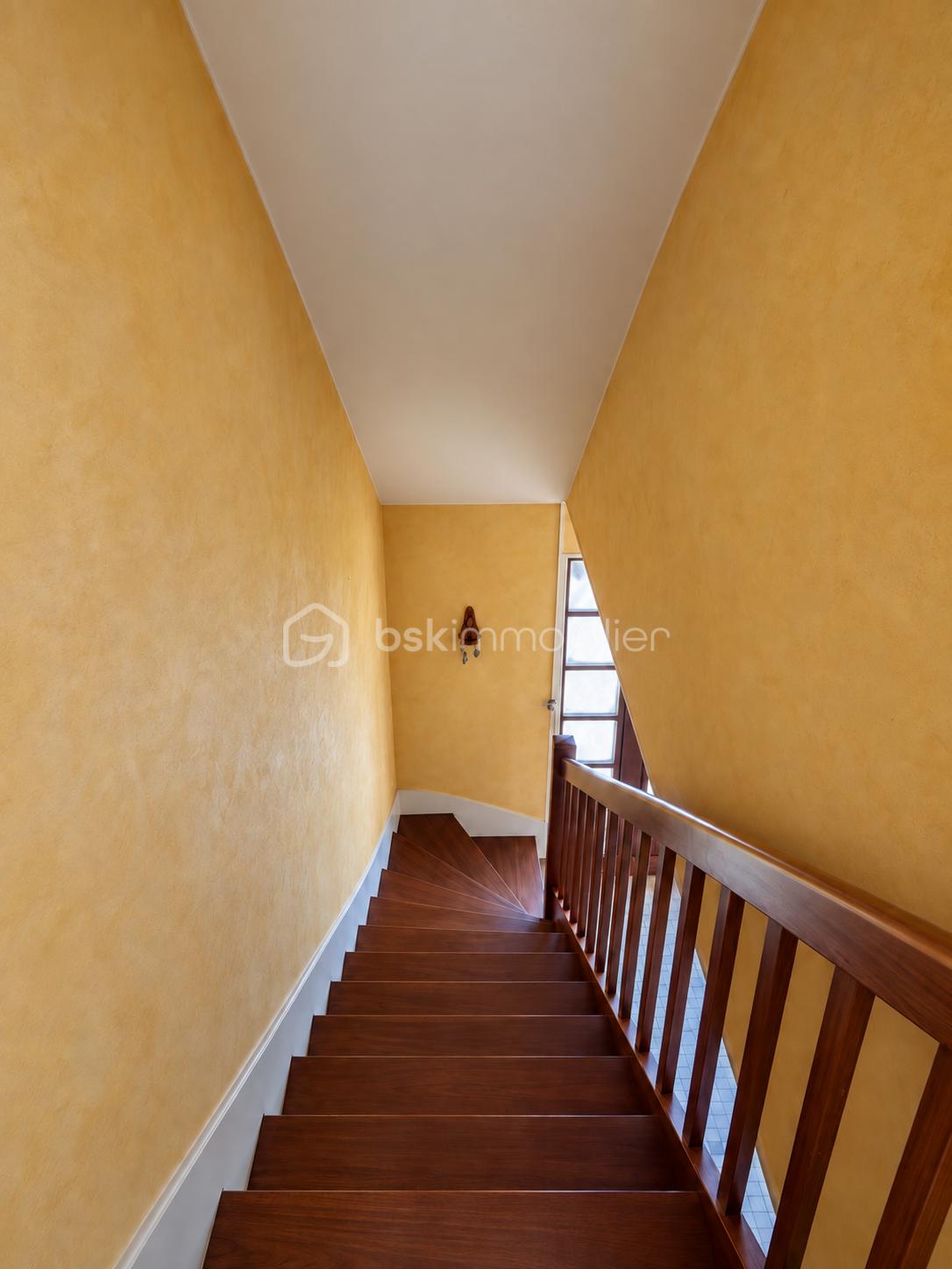 Escalier en bois sous lumière douce.png