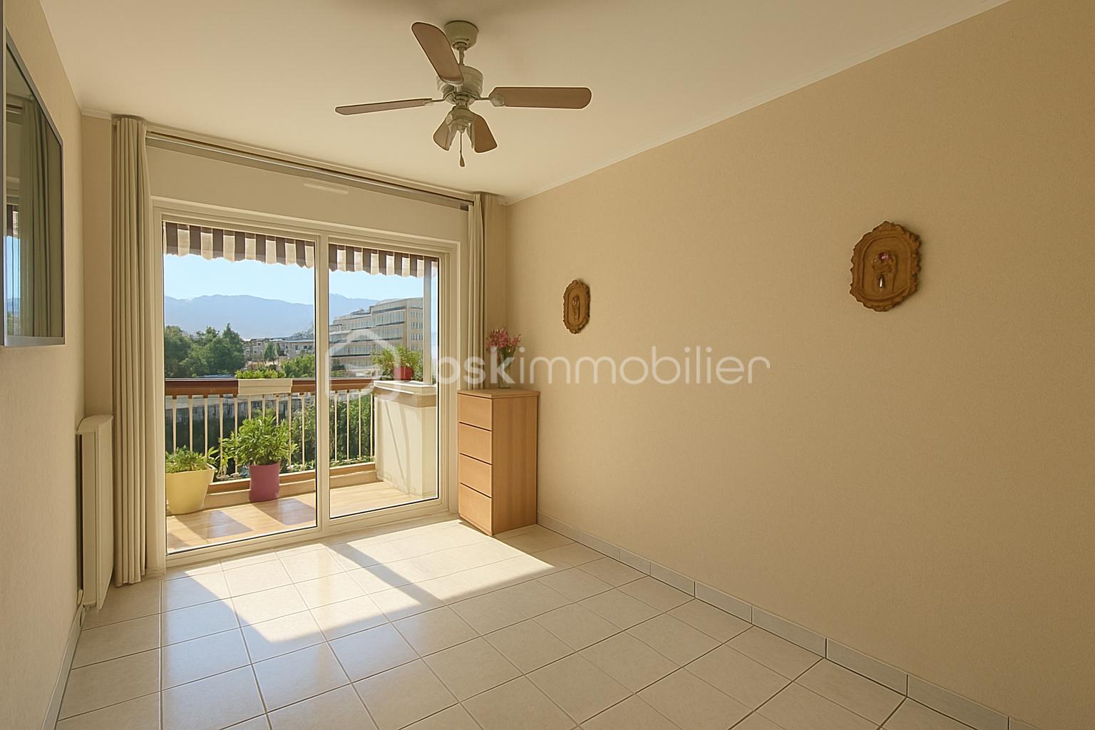 Appartement de 58,75 m² - Chambre lumineuse avec vue et plantes.png