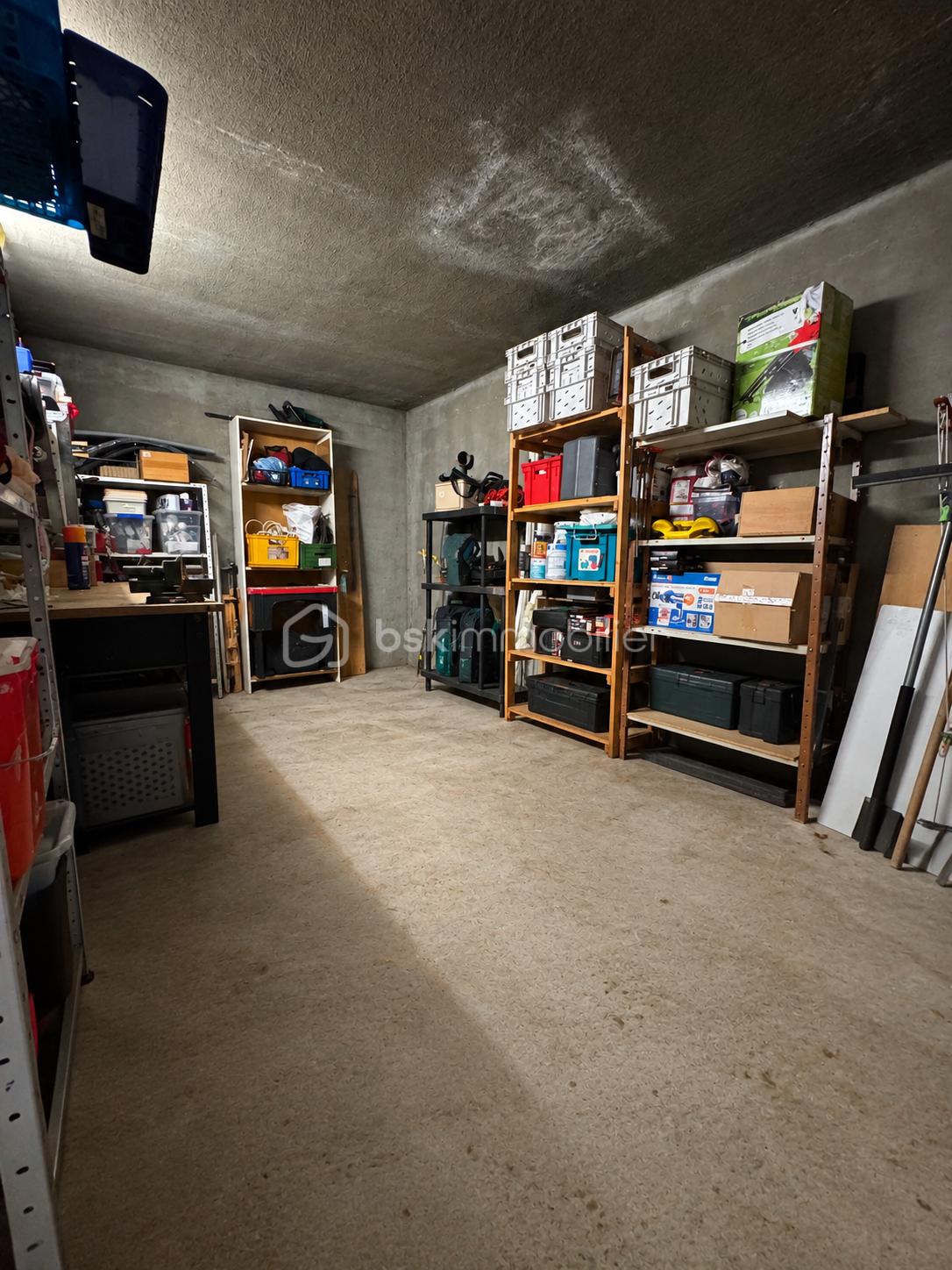 Garage organisé, sol dégagé.png