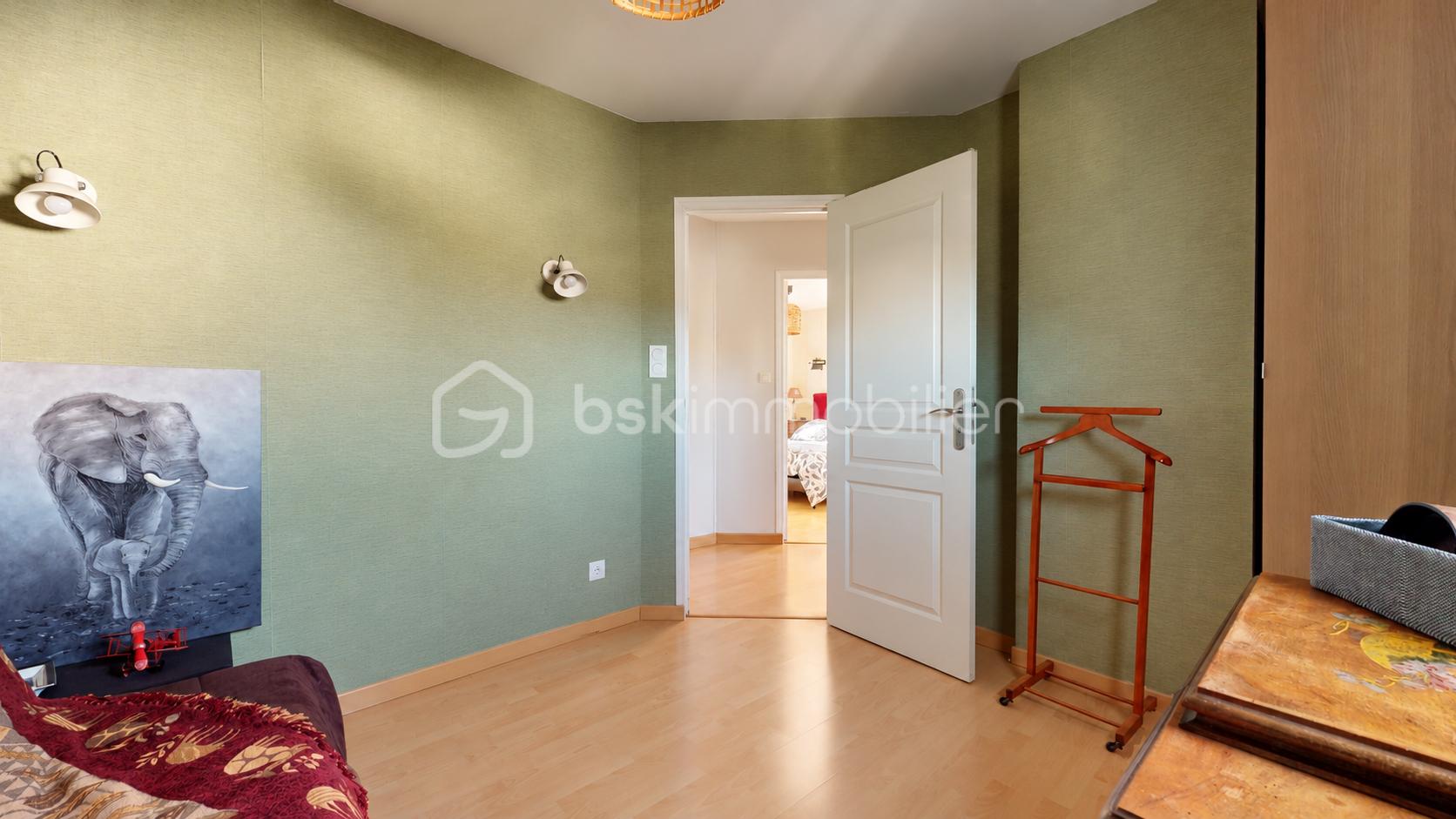 Chambre verte avec porte ouverte et sol dégagé.png