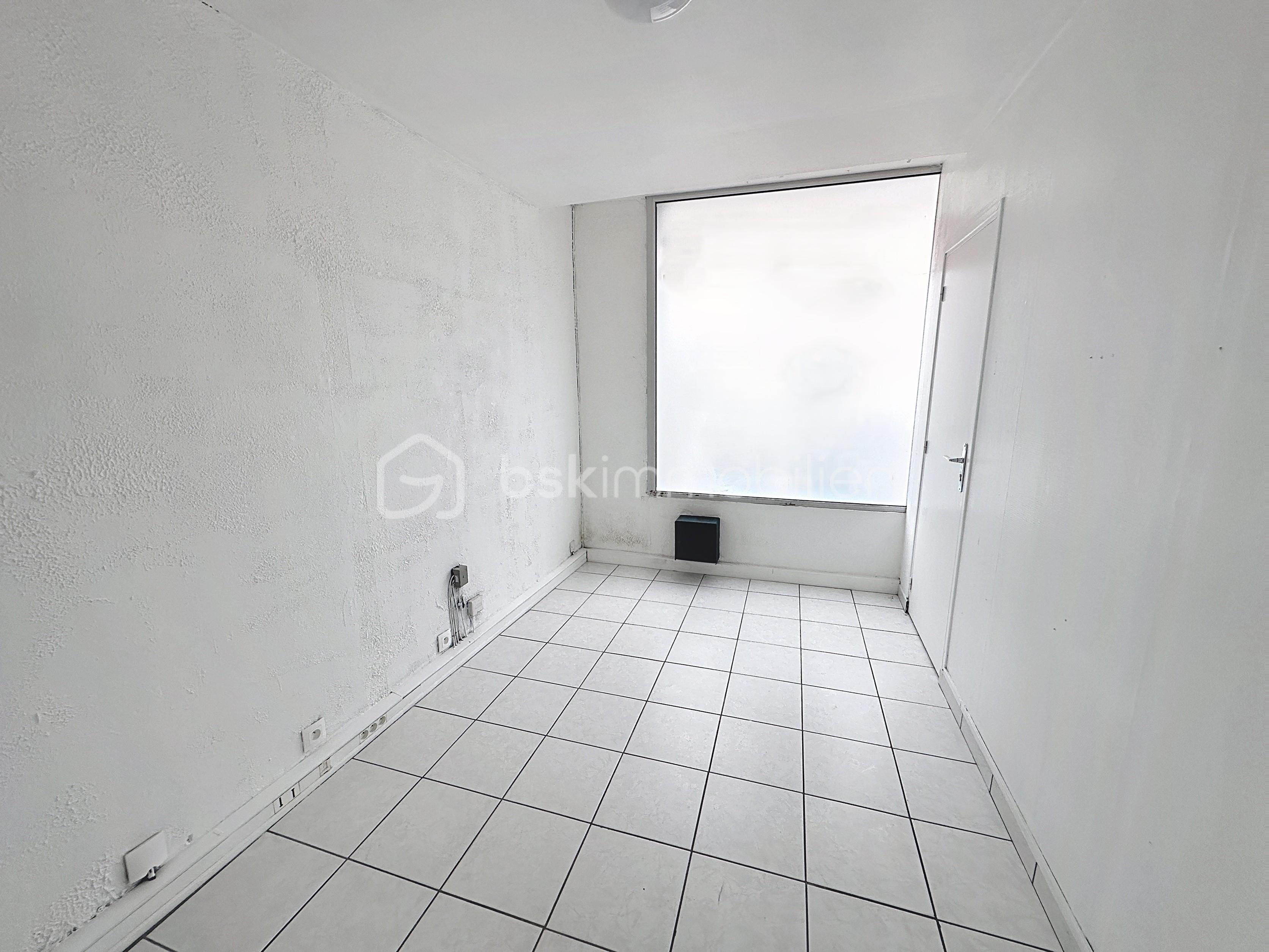 Local d activites de 99 m² - 4.jpg