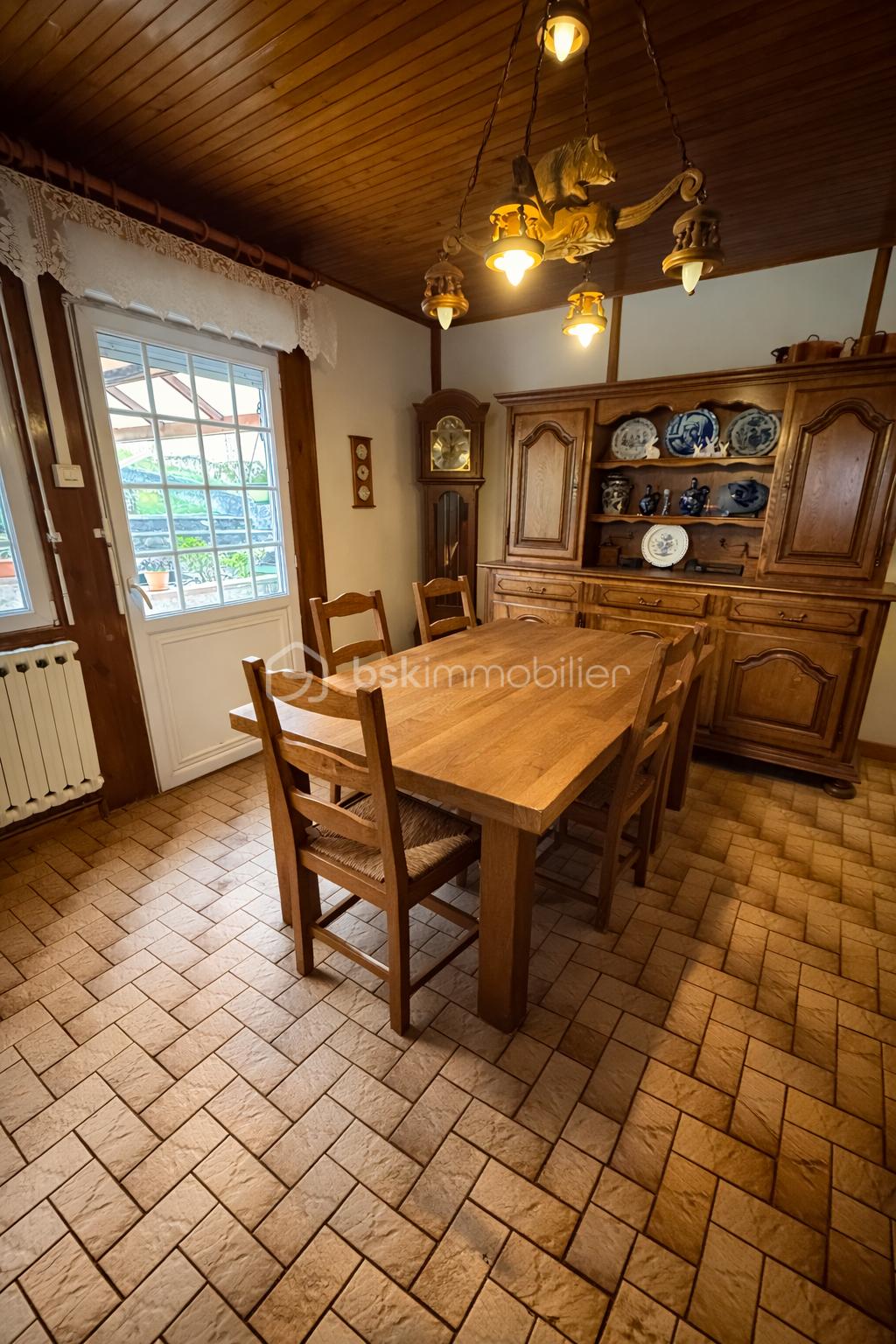 Salle à manger traditionnelle et chaleureuse (1).png