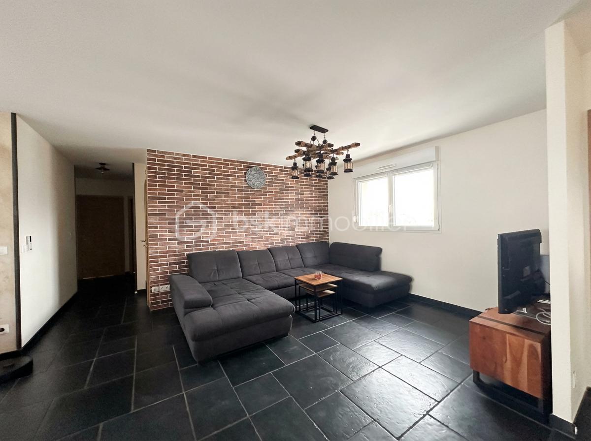 Maison de 96 m² - Photorealistic_real-estate_listing_edit_of_the_liv-1768823288607.png