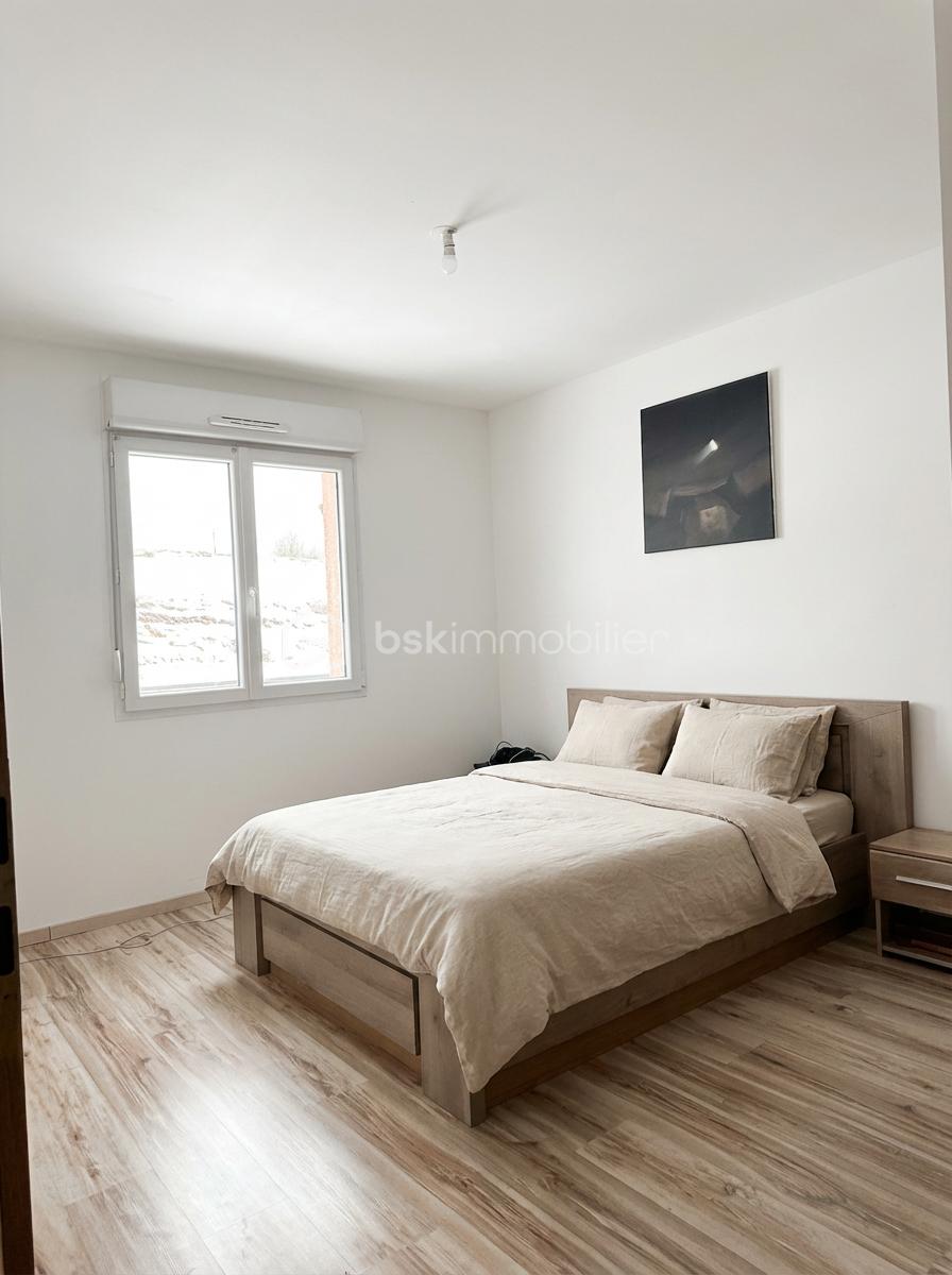 Maison de 96 m² - Photorealistic_real-estate_listing_edit_of_the_bed-1768821876727.png