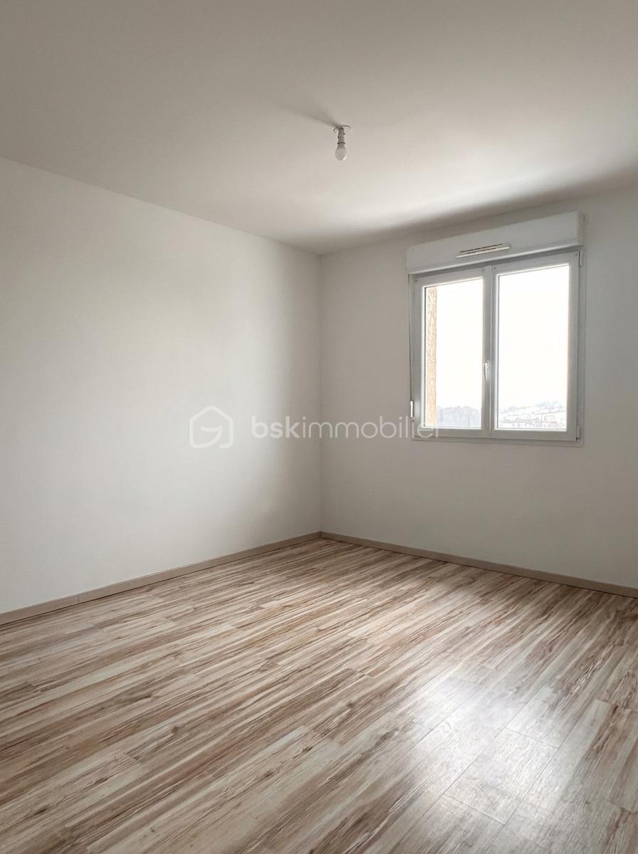 Maison de 96 m² - Photorealistic_real-estate_listing_edit_of_the_emp-1768822081843.png