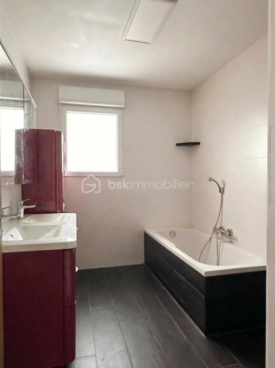 Maison de 96 m² - Photorealistic_edit_of_the_bathroom_image_Make_th-1768822409646.png