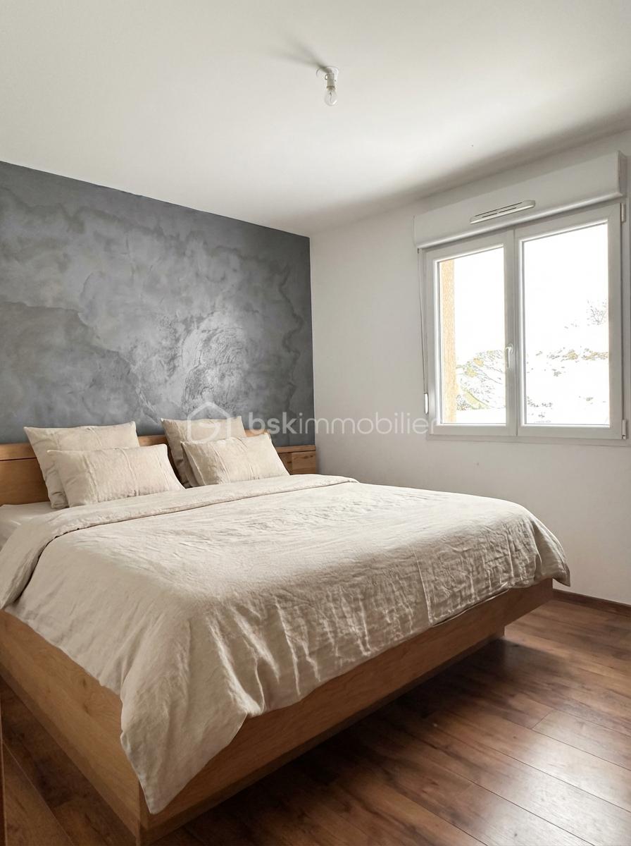 Maison de 96 m² - Photorealistic_real-estate_listing_edit_of_the_bed-1768821498386.png