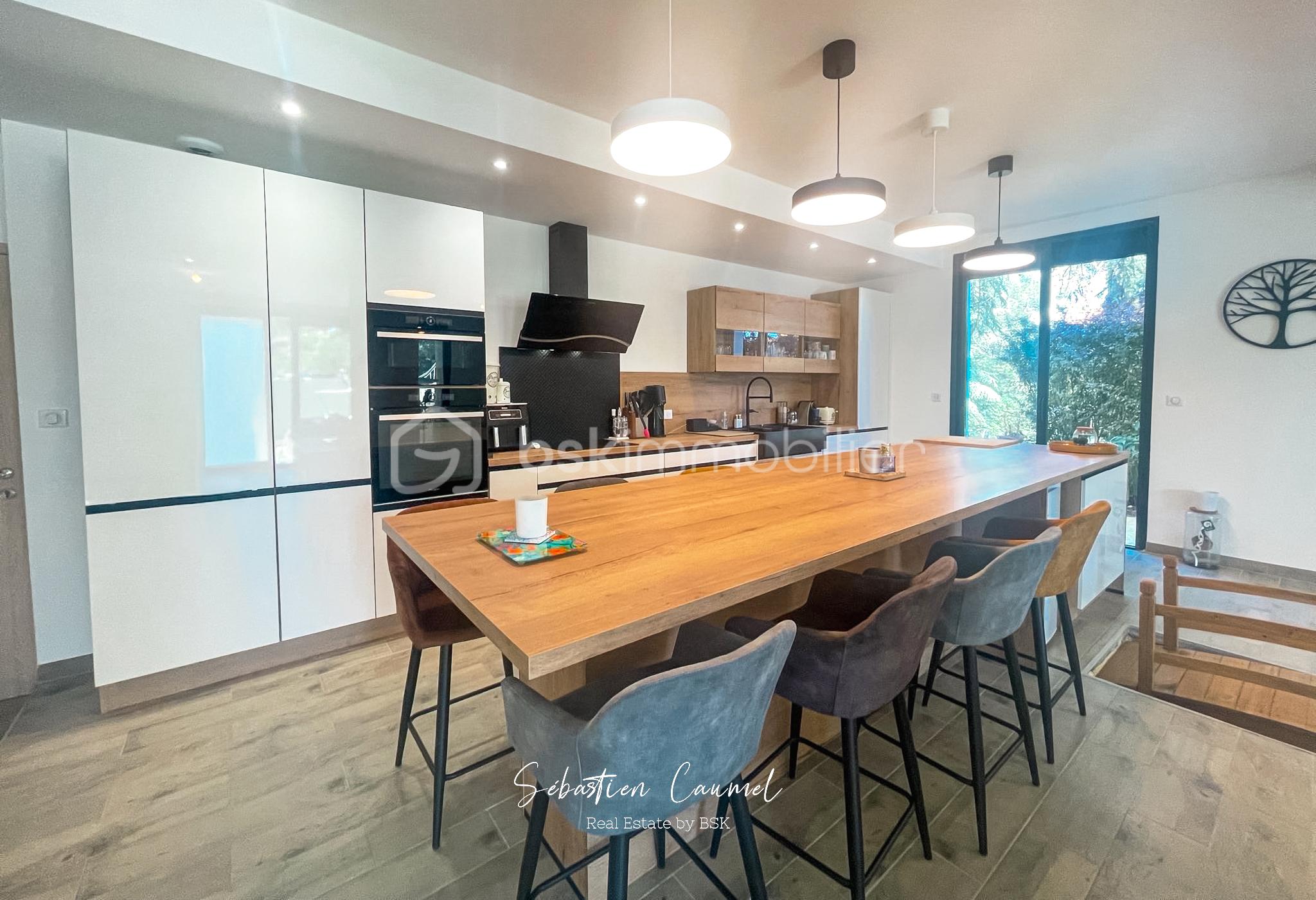 villa-220m2-saint-clement-de-riviere-cuisine-ouverte-ilot-central.jpg