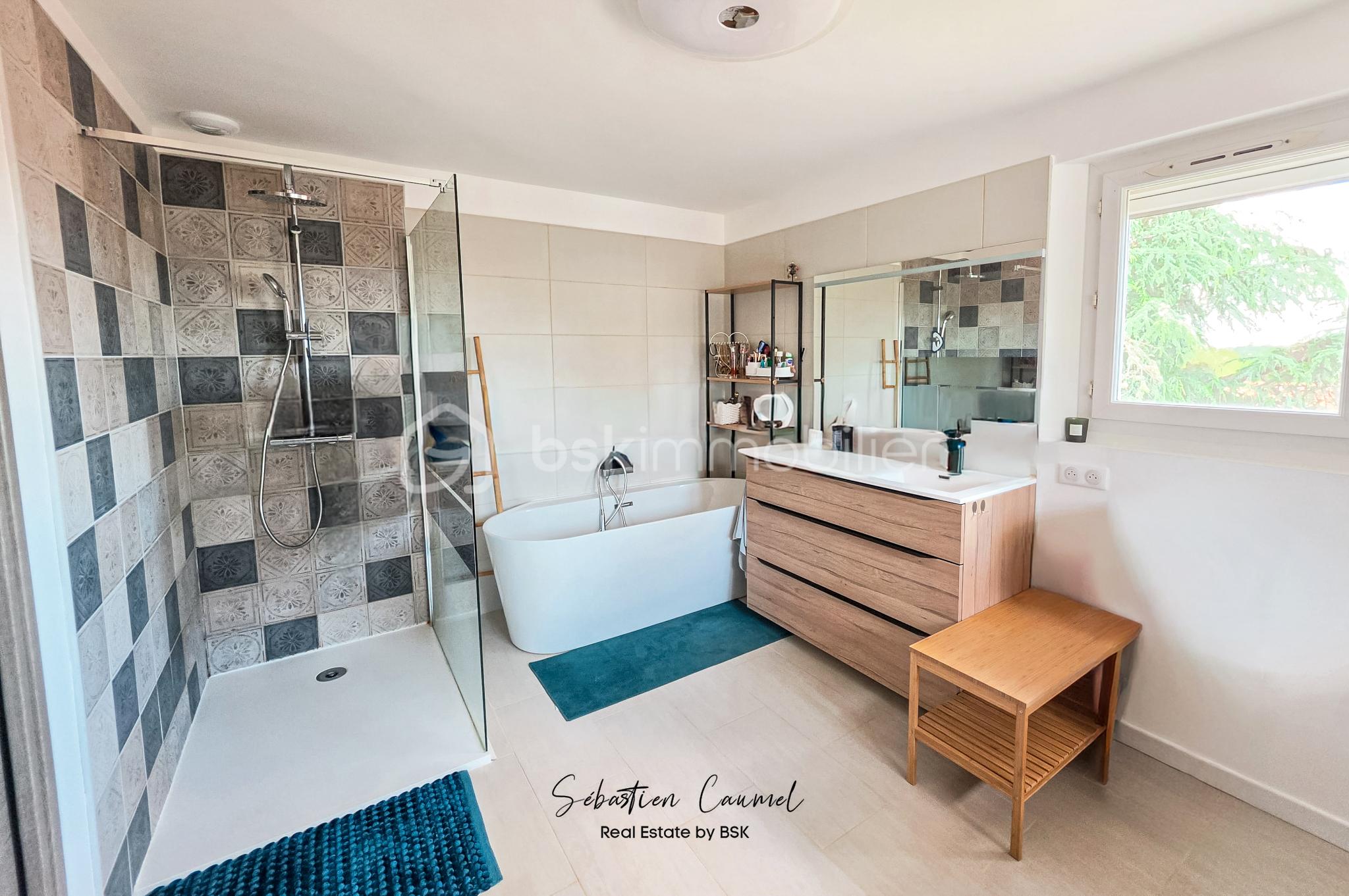 villa-saint-clement-de-riviere-salle-de-bains-suite-parentale-douche-baignoire.jpg