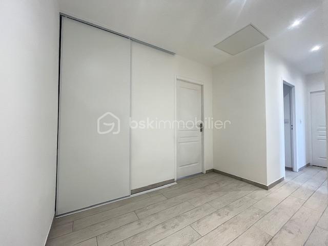 Maison de 145 m² - COULOIR DRESSING.jpg