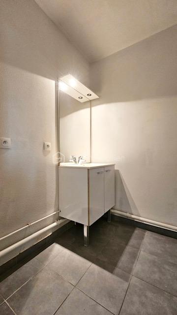 SALLE DE DOUCHE LAVABO.jpg