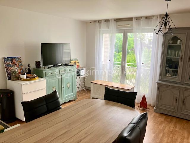 Appartement de 37 m² - cergy_table_fenêtre_meuble_gris.jpg