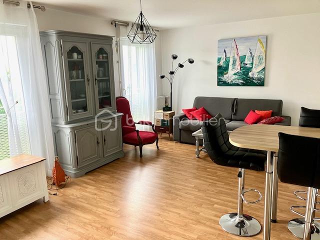 Appartement de 37 m² - cergy_meuble_gris_fauteuil_cuisine.jpg