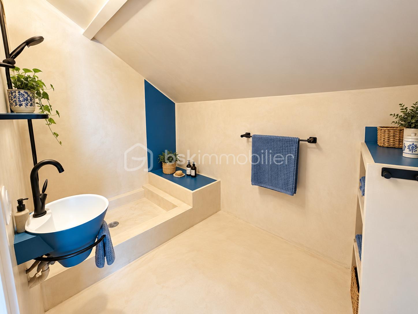 Salle de bains mansardée bleu profond et beige.png