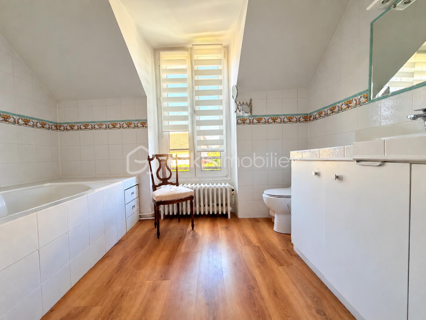 Salle de bain lumineuse sans encombrement.png