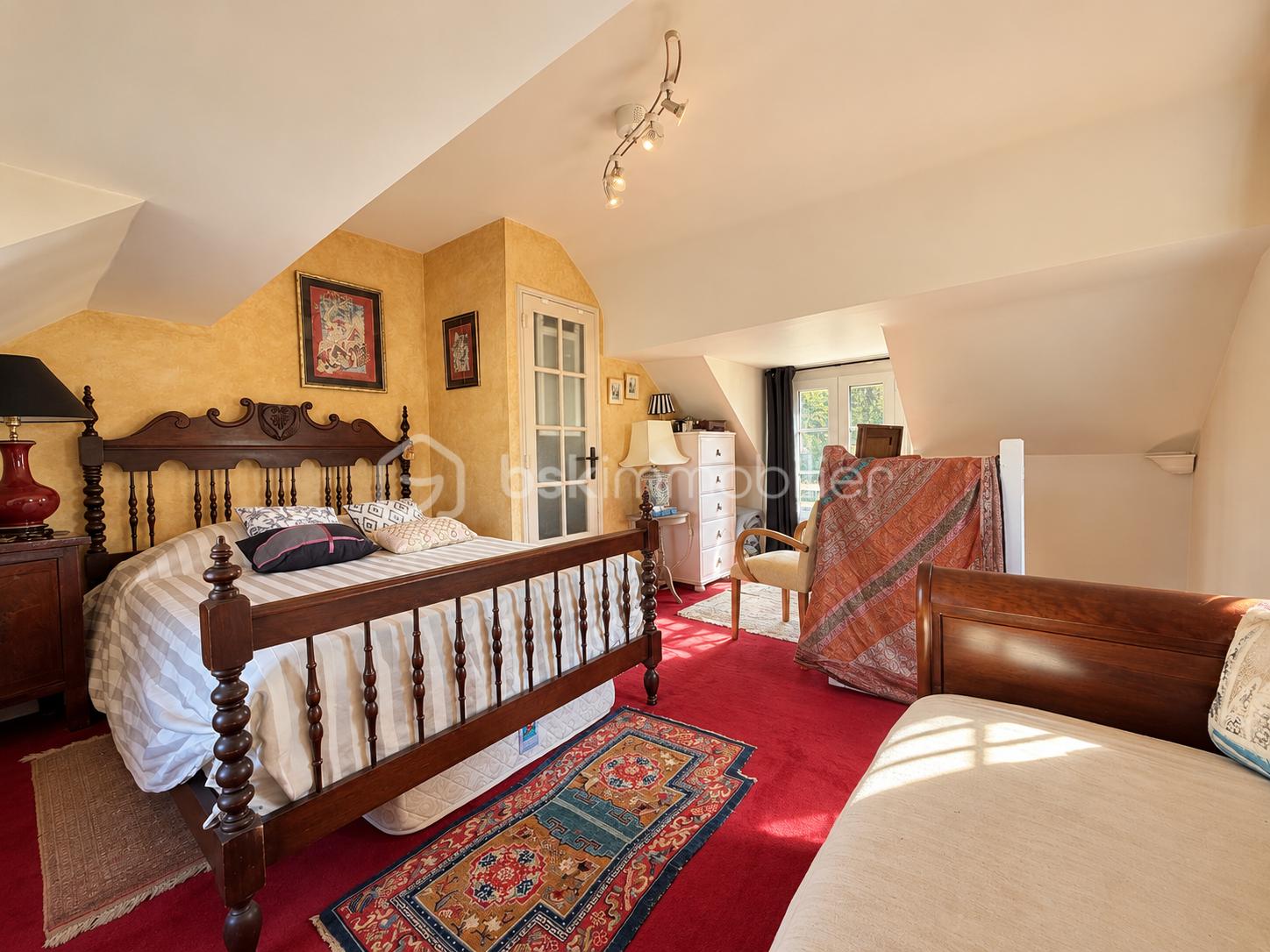 Chambre mansardée chaleureuse et élégante.png