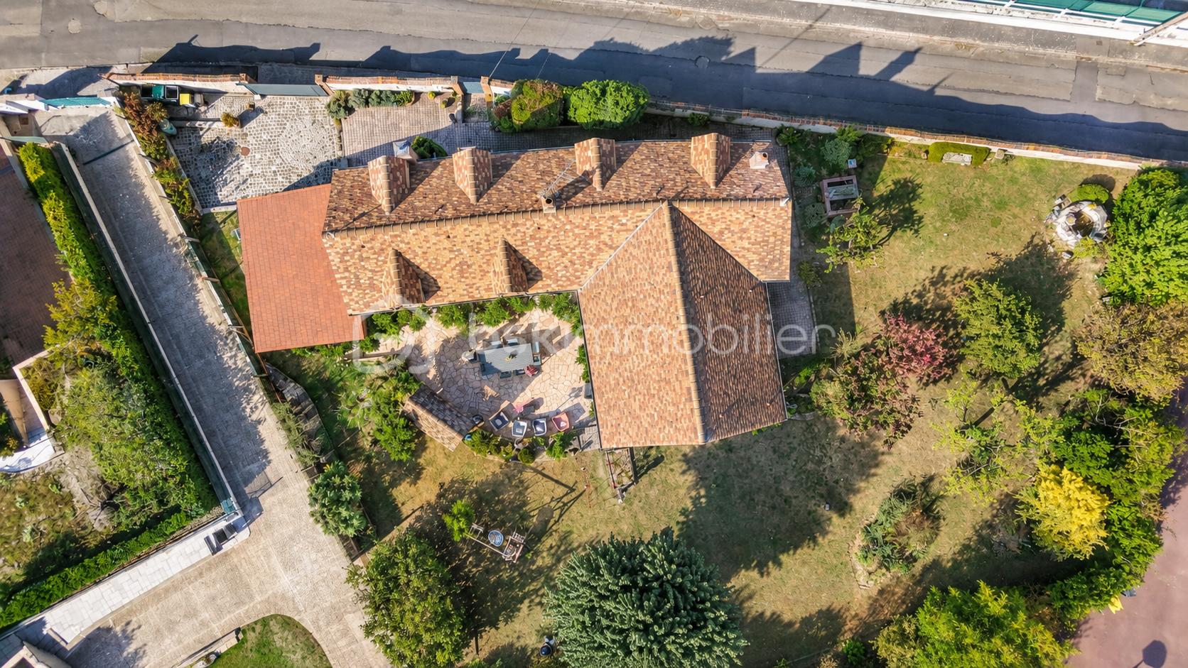 Vue aérienne d’une maison et son jardin.png