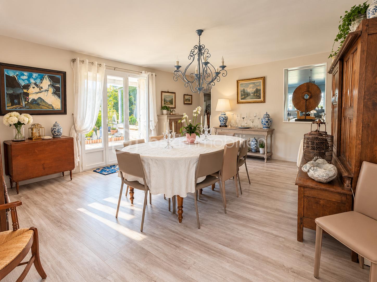 Salle à manger élégante baignée de lumière.png