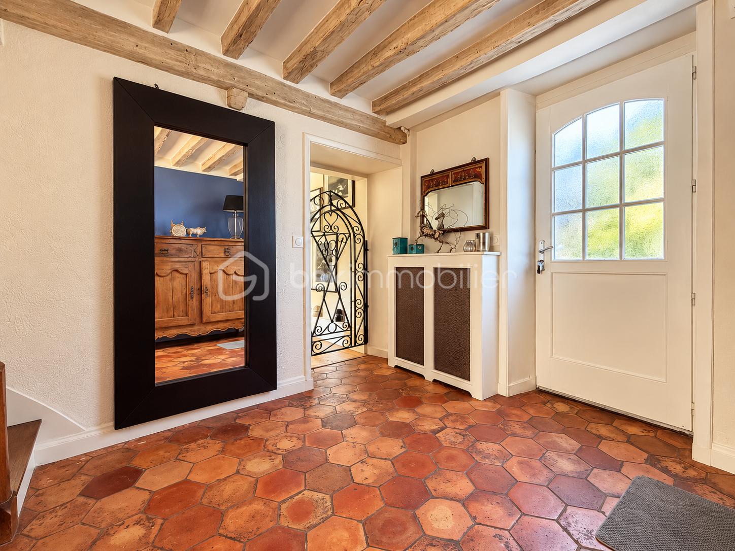 Entrée rustique aux poutres apparentes.png