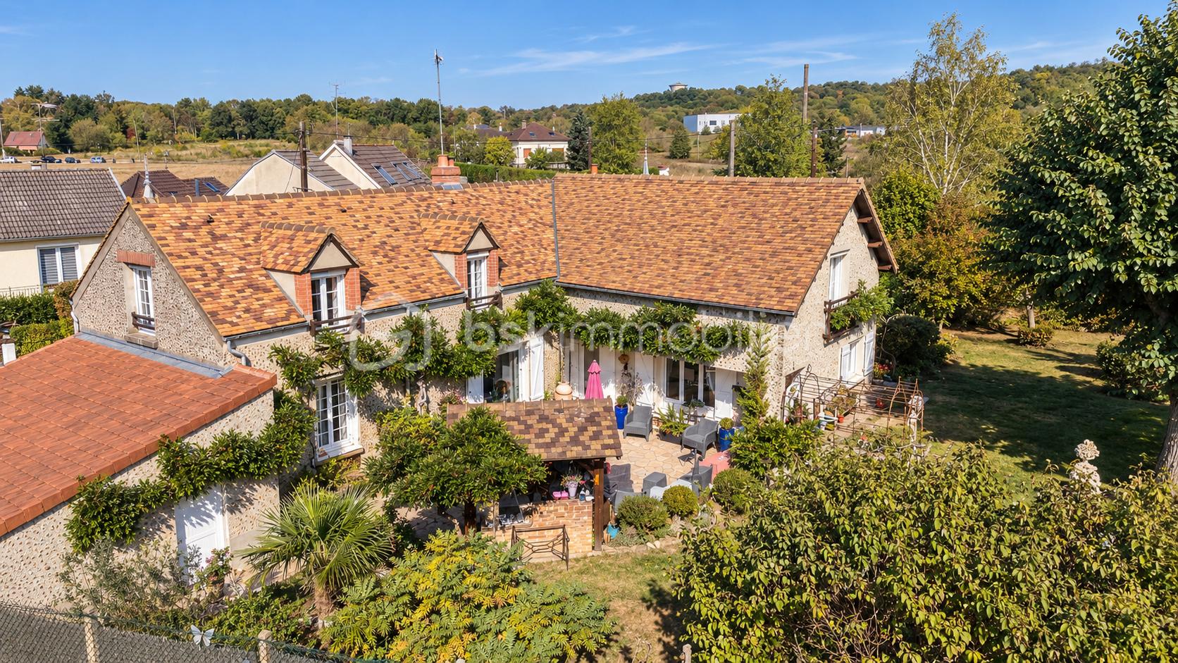 Maison champêtre et jardin ensoleillé.png