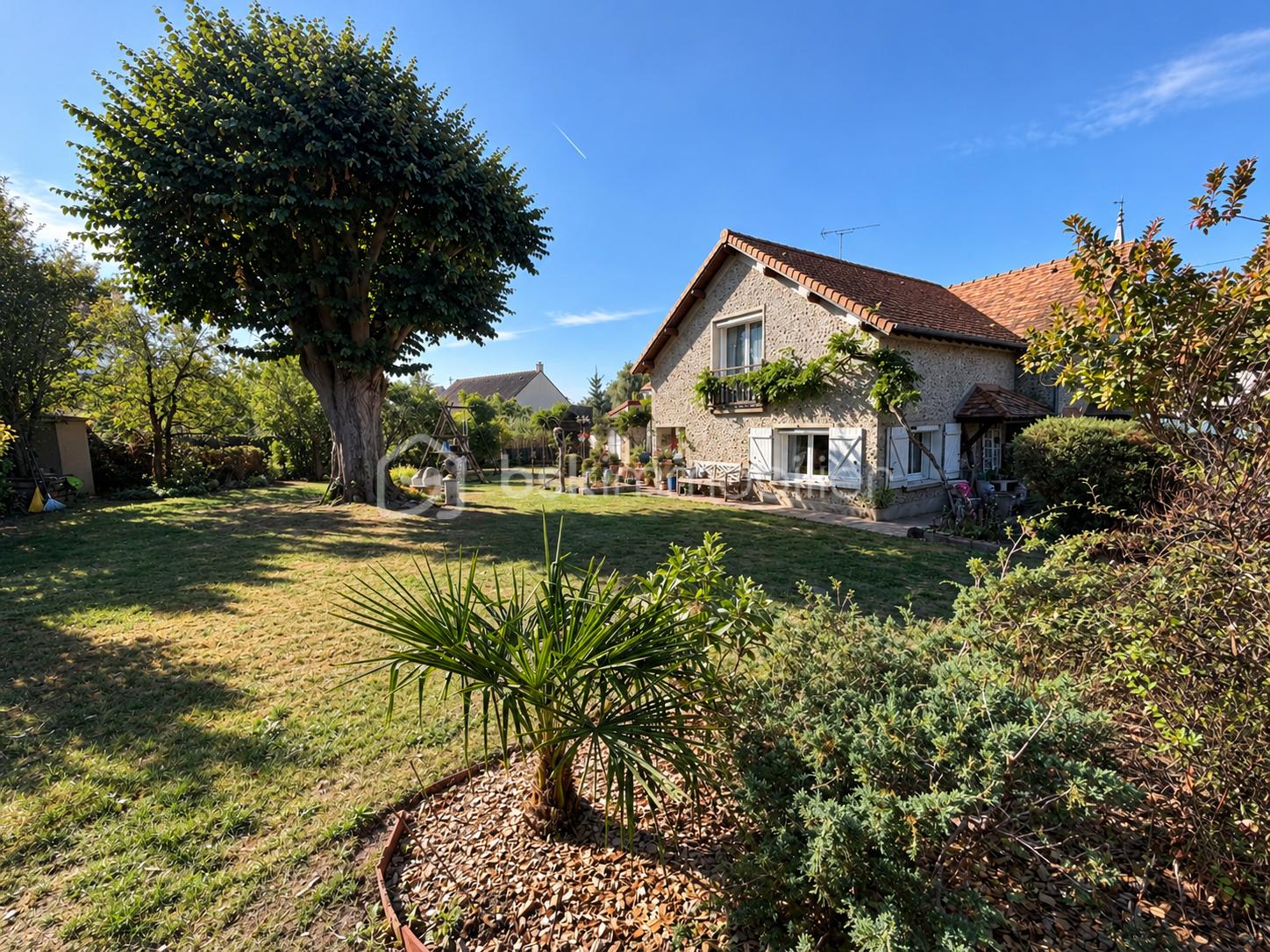 Jardin champêtre et maison en pierre.png