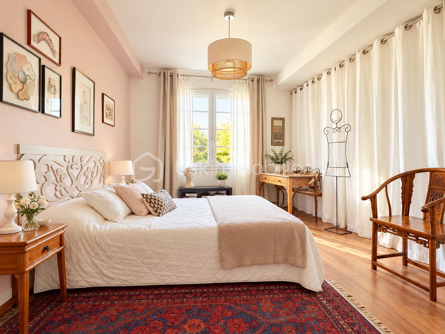 Chambre lumineuse aux accents vintage.png