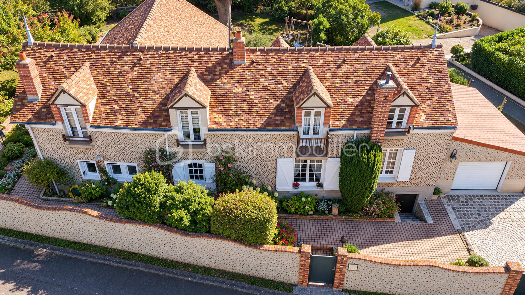 Maison française ensoleillée et jardin fleuri.png