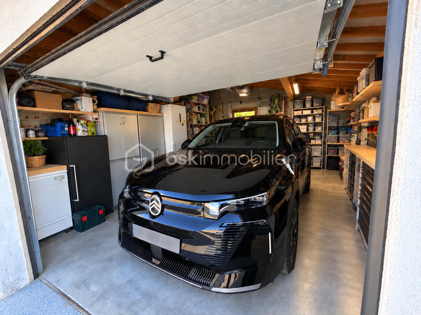 SUV Citroën noir dans un garage lumineux.png