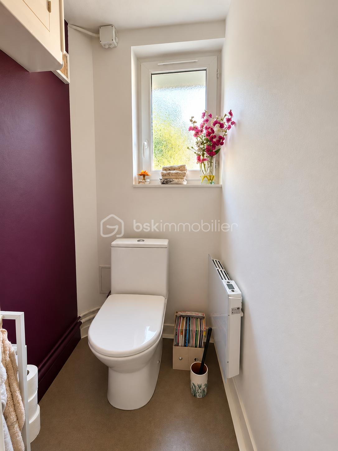 Petite salle de bains prune et fleurs fraîches.png