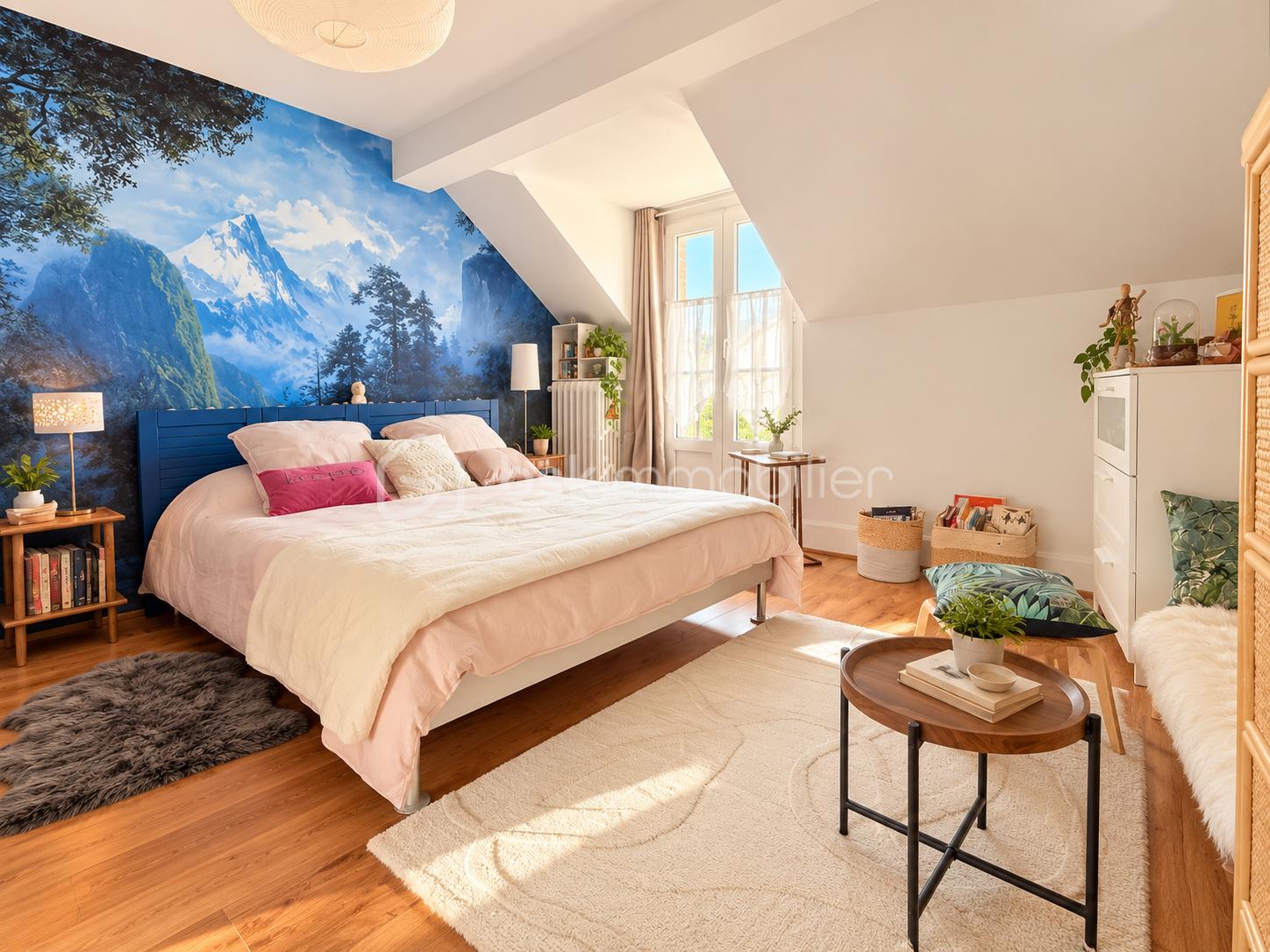 Chambre mansardée avec fresque alpine.png