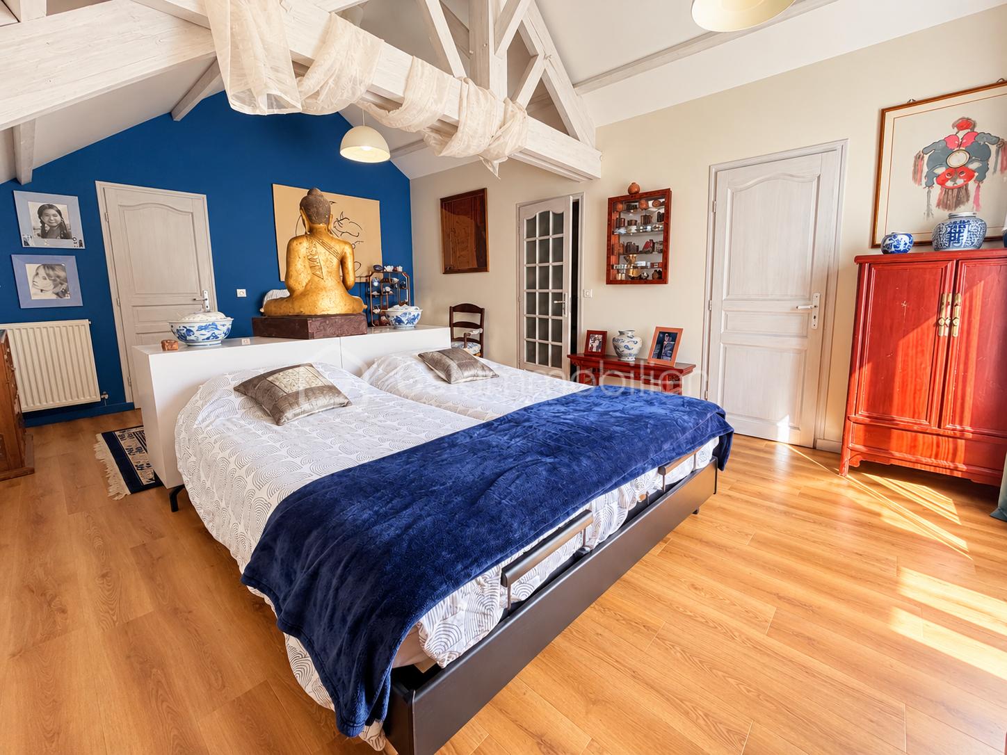Chambre mansardée éclectique et lumineuse.png