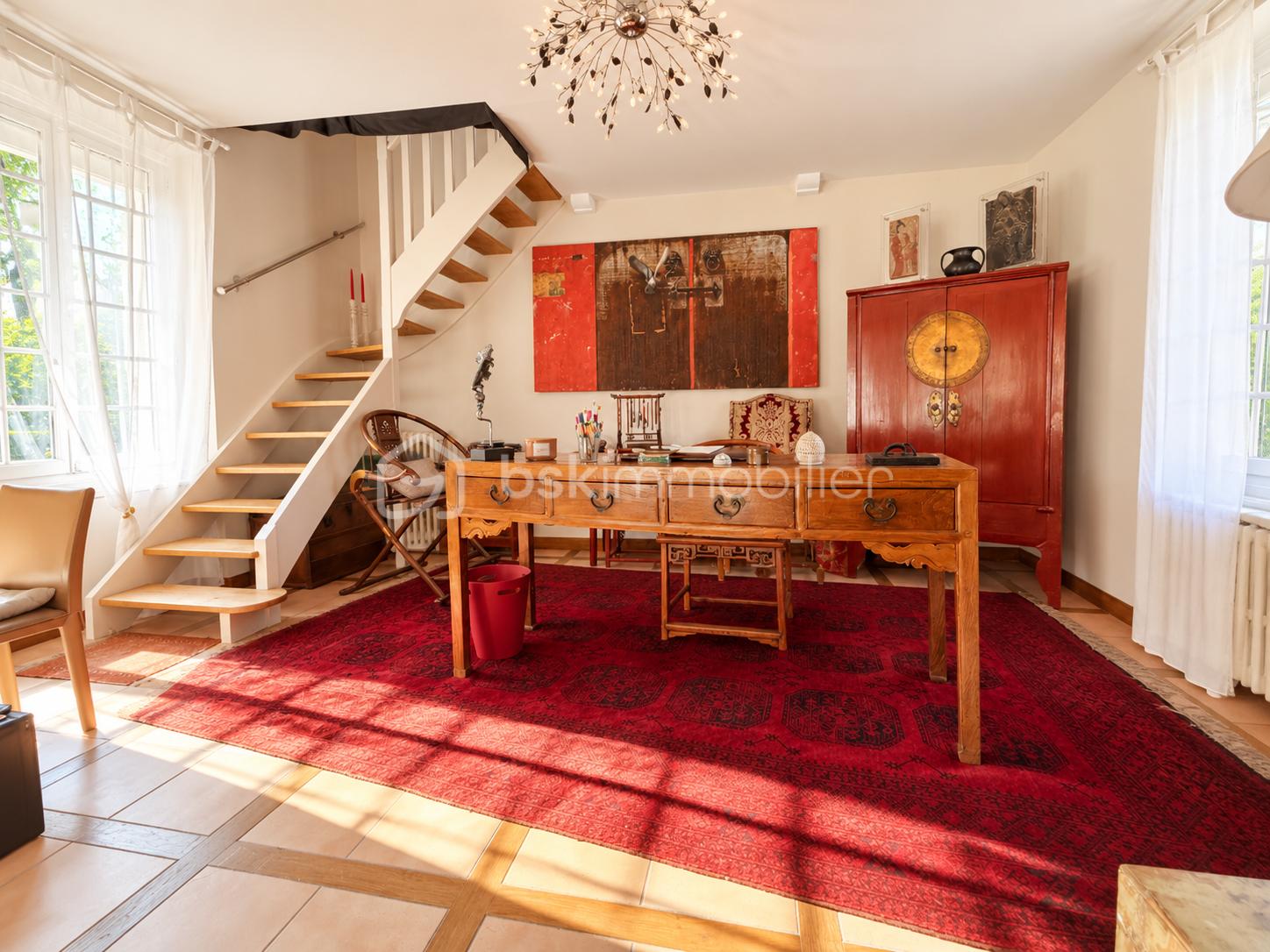 Bureau éclectique baigné de soleil.png