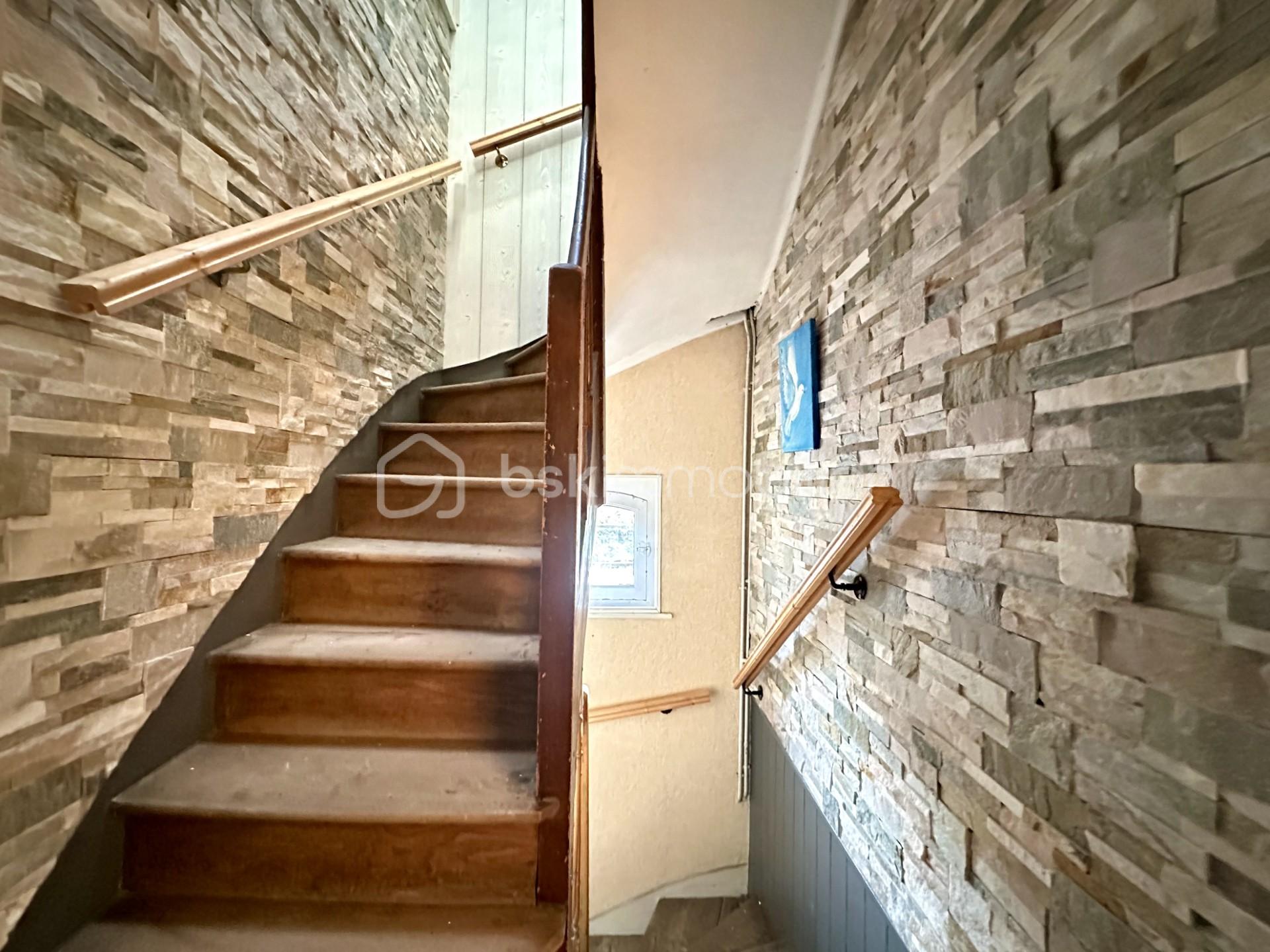 Maison de 100 m² - MONTEE ESCALIER.jpg