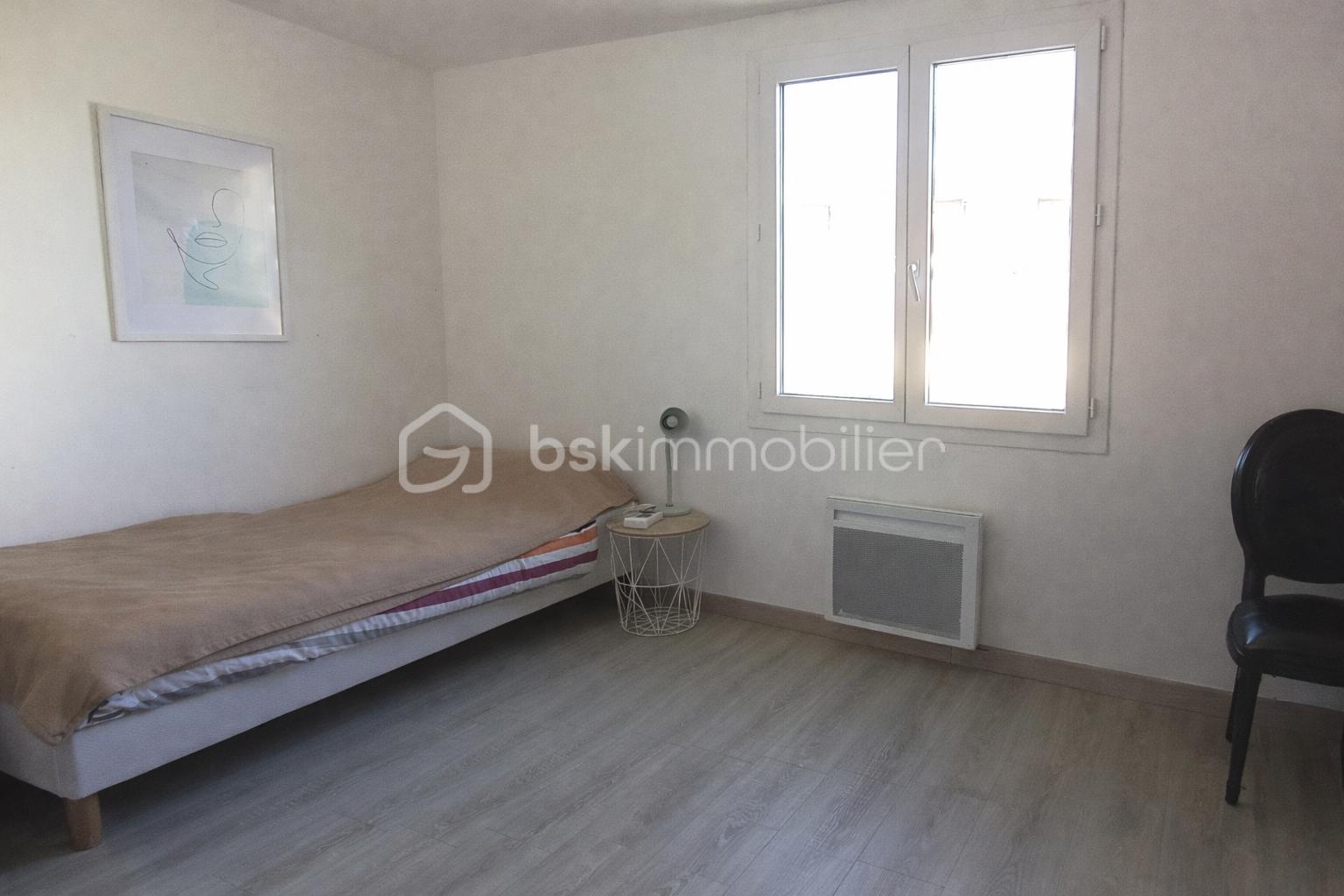 Chambre minimaliste avec lit et art 3.png