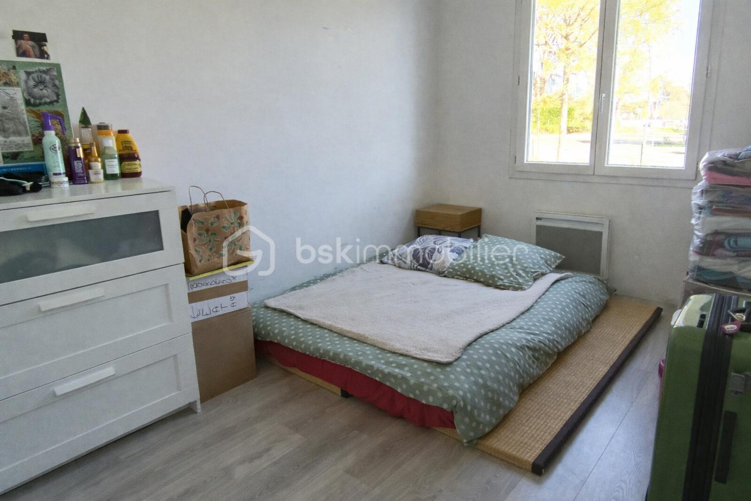 Chambre modeste avec accessoires personnels.png