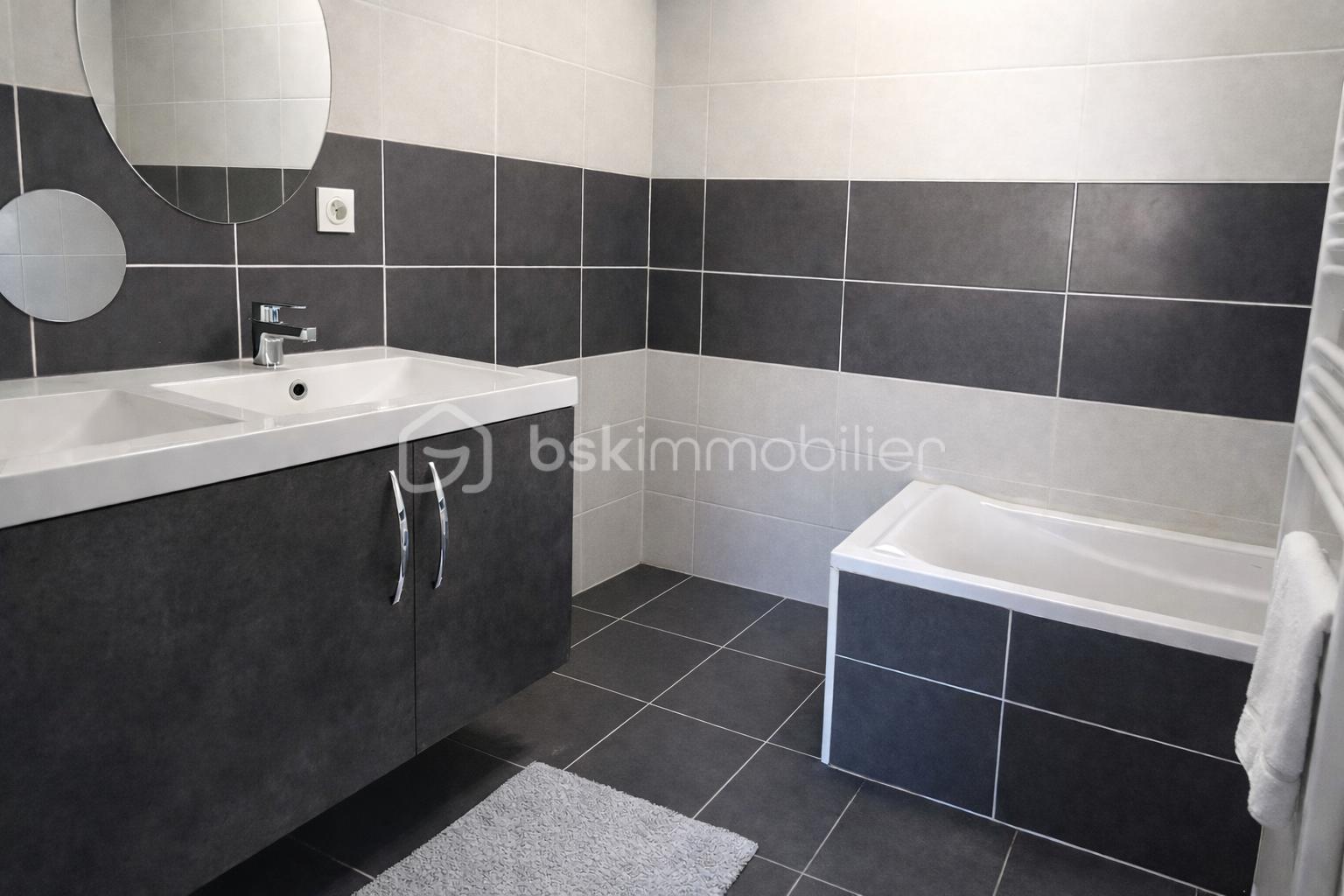 Salle de bain moderne et épurée.png