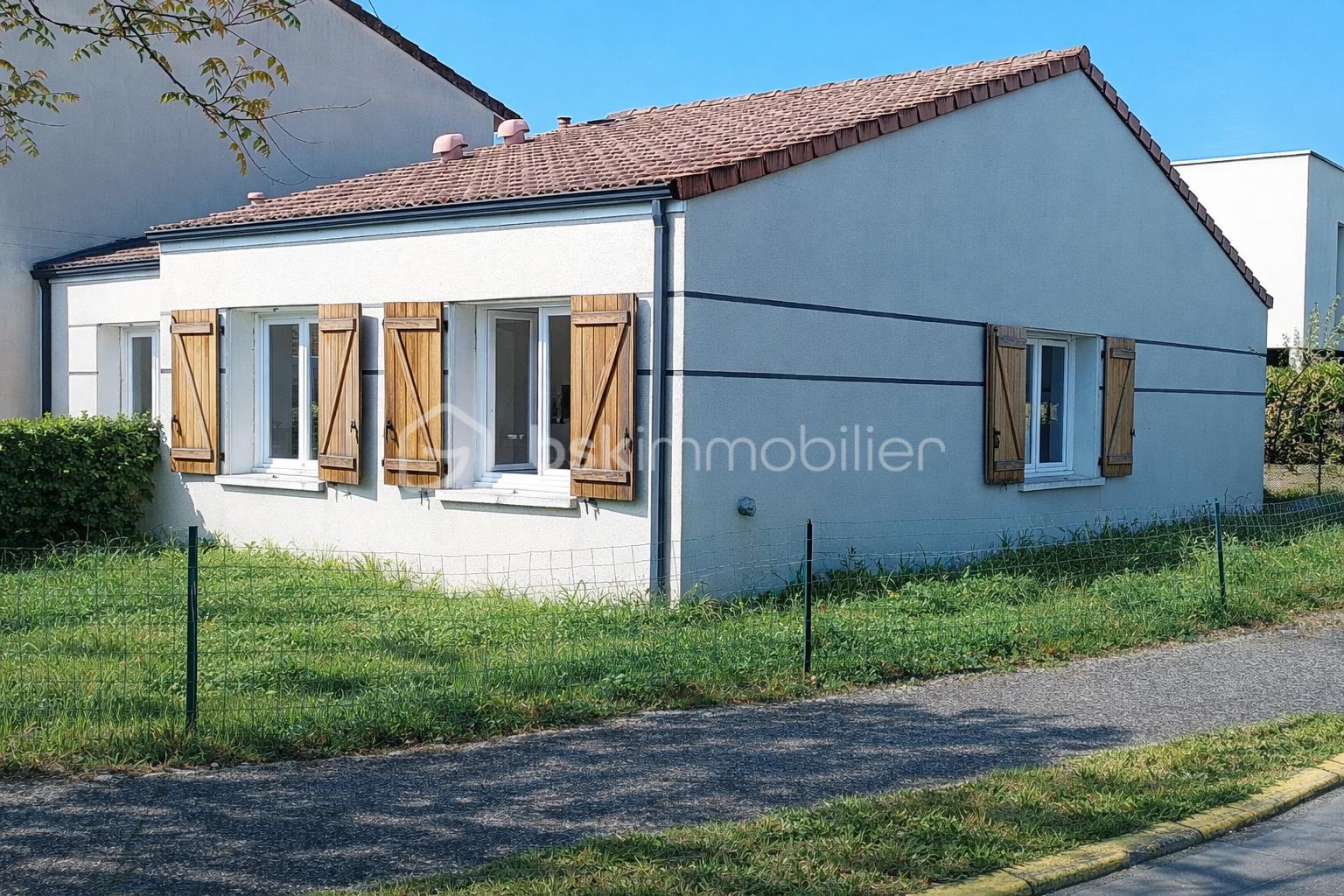 Maison blanche avec volets ouverts.png