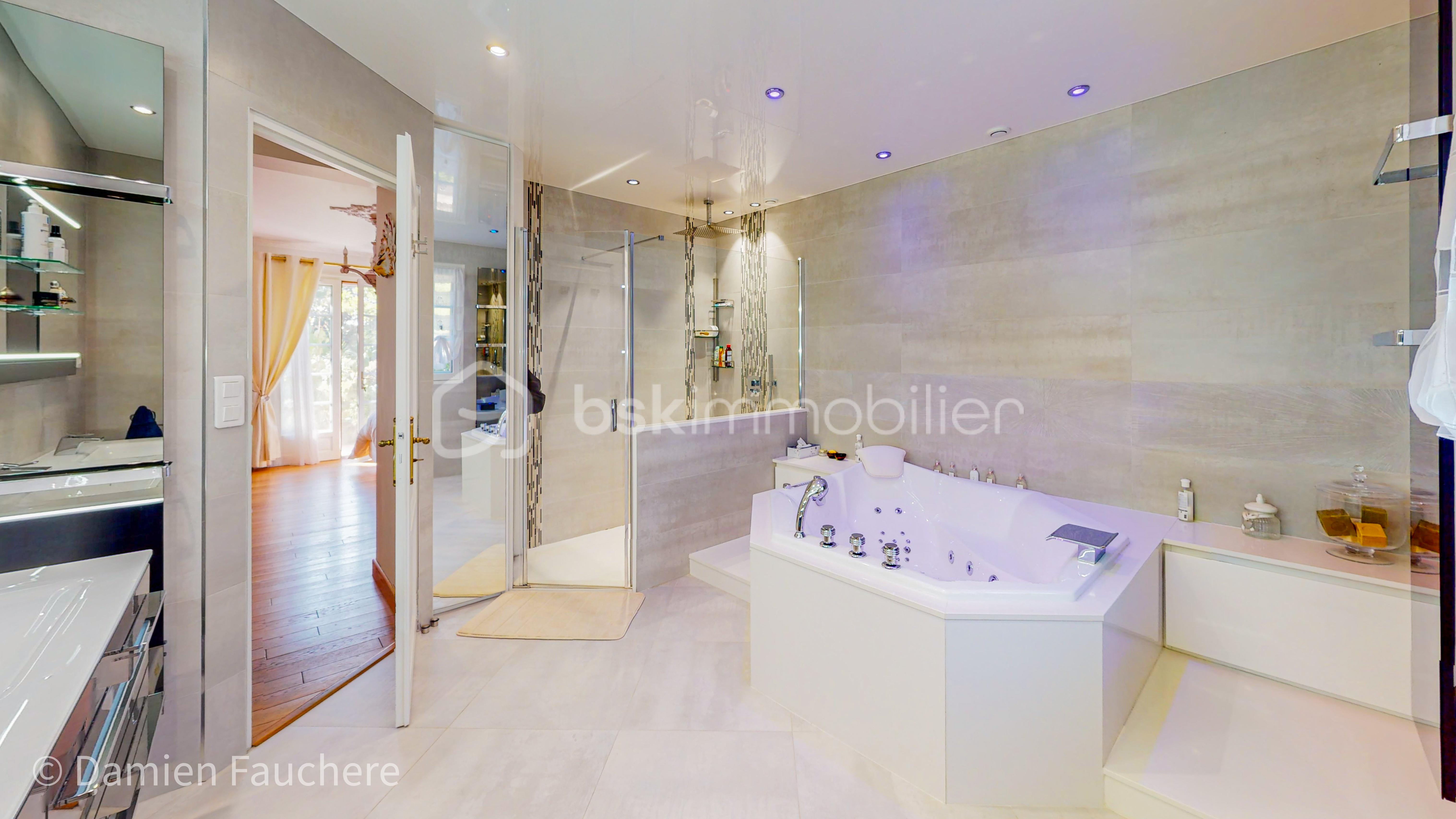 Propriete de 320 m² - rPLRMP3T4ra-Bathroom.jpg
