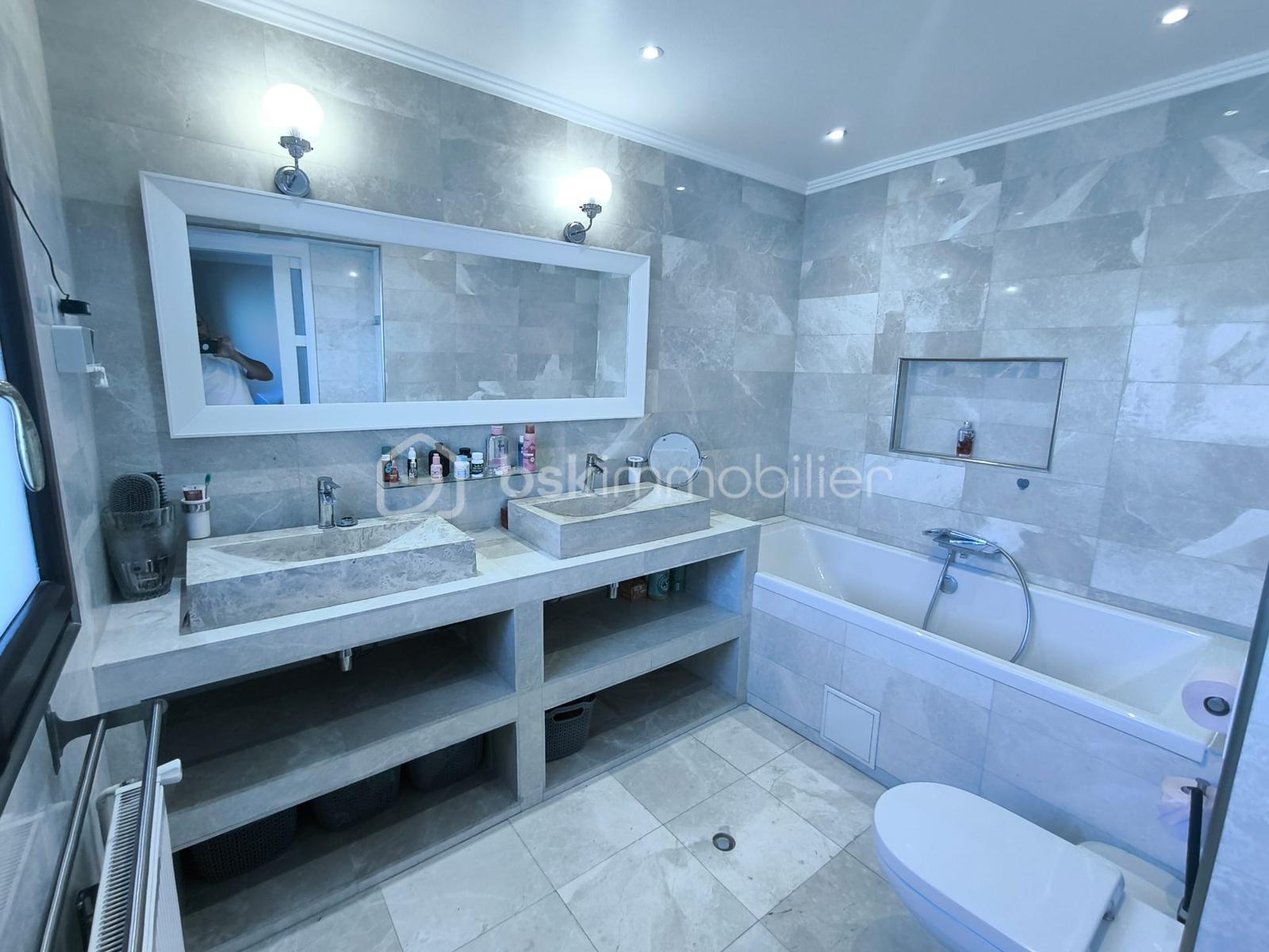 Maison de 167,42 m² - sdb etage.jpg